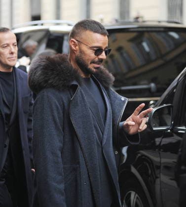 Milan: Ricky Martin leaves the Armani Hotel to go to the fashion show, followed by bodyguards, a huge crowd of photographers, cameramen, and fans.  Copyright: xMimmoxCarrierox xipa-agency.netx xMIMMOxCARRIERO-x IPA_Agency_IPA70291384
