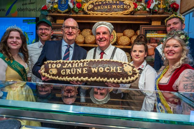 Rundgang von Brandenburgs Ministerpräsidenten Dr. Dietmar Woidke (SPD) (3. von links) am Stand der Bäckerei Karl-Dietmar Plentz am Brandenburg-Tag in der Brandenburghalle auf der Internationalen Grünen Woche auf dem Messegelände in Berlin-Charlottenburg. Sie ist weltweit die größte Messe für Ernährungswirtschaft, Landwirtschaft und Gartenbau und fand 1926 zum ersten Mal statt.