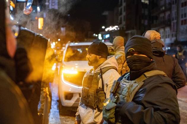 January 20, 2026, Minneapolis, Minnesota, USA: ICE and Border Patrol agents look on as local activists gather outside an Uptown Minneapolis Indian restaurant where several ICE agents were confronted while dining inside. Minneapolis USA - ZUMAh196 20260120_znp_h196_001 Copyright: xTomxHudsonx