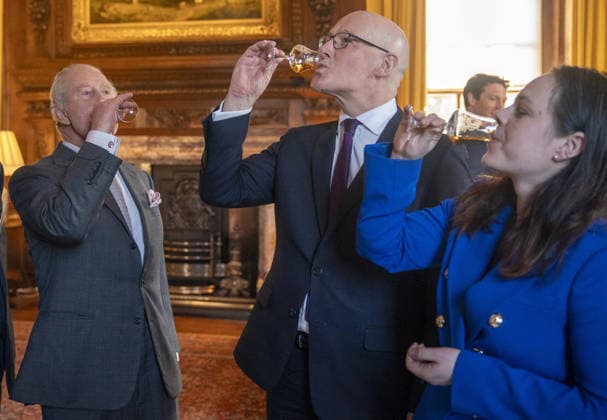 . 19 01 2026. Edinburgh, United Kingdom. King Charles III tastes whisky with the First Minister of Scotland John Swinney and Deputy First Minister Kate Forbes during a reception at the Palace of Holyroodhouse, Edinburgh, United Kingdomngdom.  xPoolx xi-Imagesx IIM-26519-0001