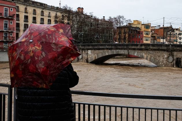 Onyar river floods as it passes through the center of Girona Several people watch the flooding of the Onyar river, as it passes through the center of the city, on January 20, 2026, in Girona, Catalonia Spain The storm caused by the storm Harry has left heavy rains throughout Catalonia and especially in Girona, which is currently on alert for risk of flooding 20 JANUARY 2026 Glòria Sá Girona Catalunya Girona Girona Catalunya Espana  Copyright: xGlÃ²riaxSanchezx 7230907
