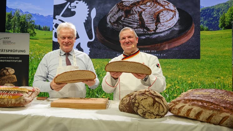 Internationale Grüne Woche 2026. Vorstellung und Verkostung Brot des Jahres 2026. Das Roggenbrot ist das Brot des Jahres. Alois Rainer (CSU), Bundesminister für Landwirtschaft, Ernährung und Heimat und Roland Ermer, Präsident Zentralverband des Deutschen Bäckerhandwerks. DEU, Deutschland, Berlin, 20.01.2026 *** International Green Week 2026 Presentation and tasting Bread of the Year 2026 Rye bread is the bread of the year Alois Rainer CSU , Federal Minister of Agriculture, Food and Home Affairs and Roland Ermer, President Zentralverband des Deutschen Bäckerhandwerks DEU, Germany, Berlin, 20 01 2026