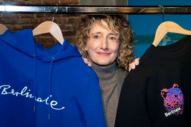 abb: Tricia Tuttle mit neuen Berlinale Merchandising , die Leiterin der Internationalen Filmfestspiele Berlin, bei der Berlinale 2026 Programm Pressekonferenz am 20.01.2026 in der Akademi der Künste Berlin - Die 76. Internationalen Filmfestspiele Berlin vom 12. bis 22. Februar 2026 Berlin Deutschland *** abb Tricia Tuttle with new Berlinale merchandising , the director of the Berlin International Film Festival, at the Berlinale 2026 program press conference on 20 01 2026 at the Akademi der Künste Berlin The 76th Berlin International Film Festival from February 12 to 22, 2026 Berlin Germany