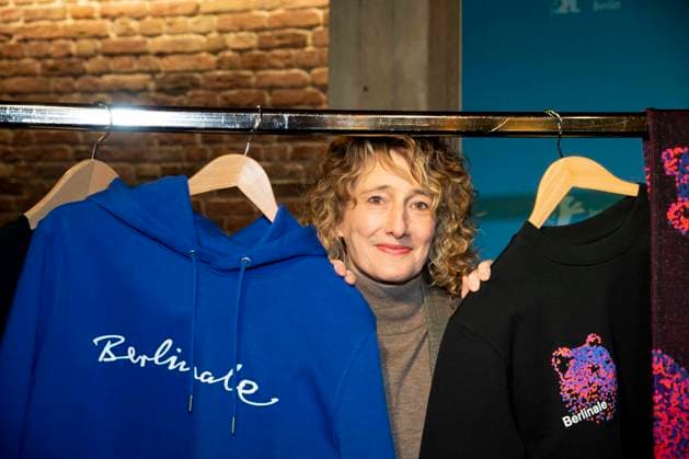 abb: Tricia Tuttle mit neuen Berlinale Merchandising , die Leiterin der Internationalen Filmfestspiele Berlin, bei der Berlinale 2026 Programm Pressekonferenz am 20.01.2026 in der Akademi der Künste Berlin - Die 76. Internationalen Filmfestspiele Berlin vom 12. bis 22. Februar 2026 Berlin Deutschland