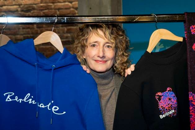 abb: Tricia Tuttle mit neuen Berlinale Merchandising , die Leiterin der Internationalen Filmfestspiele Berlin, bei der Berlinale 2026 Programm Pressekonferenz am 20.01.2026 in der Akademi der Künste Berlin - Die 76. Internationalen Filmfestspiele Berlin vom 12. bis 22. Februar 2026 Berlin Deutschland