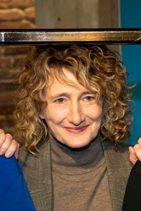 abb: Tricia Tuttle mit neuen Berlinale Merchandising , die Leiterin der Internationalen Filmfestspiele Berlin, bei der Berlinale 2026 Programm Pressekonferenz am 20.01.2026 in der Akademi der Künste Berlin - Die 76. Internationalen Filmfestspiele Berlin vom 12. bis 22. Februar 2026 Berlin Deutschland