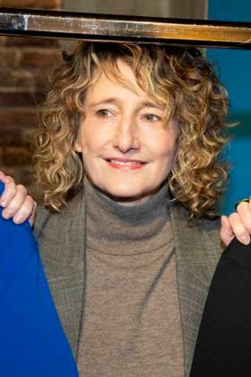 abb: Tricia Tuttle mit neuen Berlinale Merchandising , die Leiterin der Internationalen Filmfestspiele Berlin, bei der Berlinale 2026 Programm Pressekonferenz am 20.01.2026 in der Akademi der Künste Berlin - Die 76. Internationalen Filmfestspiele Berlin vom 12. bis 22. Februar 2026 Berlin Deutschland