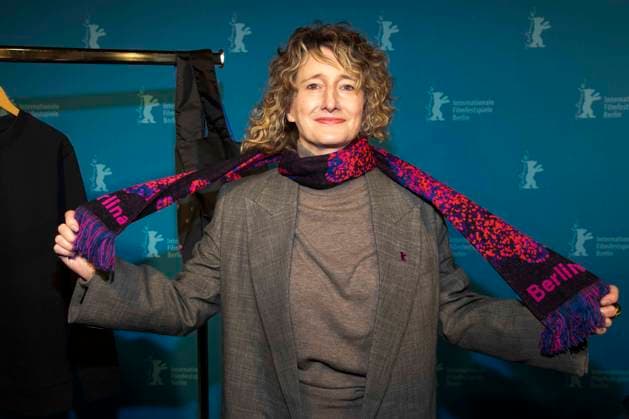 abb: Tricia Tuttle mit neuen Berlinale Merchandising , die Leiterin der Internationalen Filmfestspiele Berlin, bei der Berlinale 2026 Programm Pressekonferenz am 20.01.2026 in der Akademi der Künste Berlin - Die 76. Internationalen Filmfestspiele Berlin vom 12. bis 22. Februar 2026 Berlin Deutschland