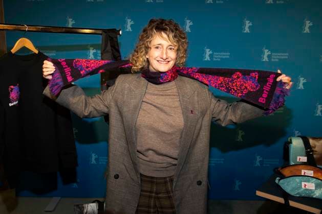 abb: Tricia Tuttle mit neuen Berlinale Merchandising , die Leiterin der Internationalen Filmfestspiele Berlin, bei der Berlinale 2026 Programm Pressekonferenz am 20.01.2026 in der Akademi der Künste Berlin - Die 76. Internationalen Filmfestspiele Berlin vom 12. bis 22. Februar 2026 Berlin Deutschland