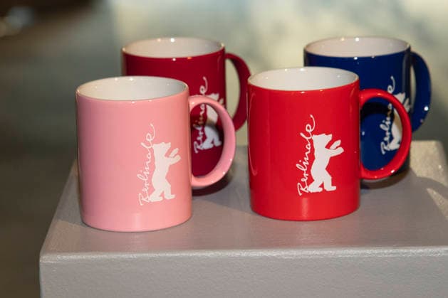 abb: Bunte Becher als neues Berlinale Merchandising ,bei der Berlinale 2026 Programm Pressekonferenz am 20.01.2026 in der Akademi der Künste Berlin - Die 76. Internationalen Filmfestspiele Berlin vom 12. bis 22. Februar 2026 Berlin Deutschland