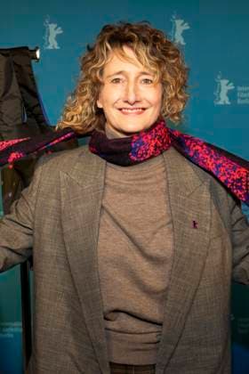 abb: Tricia Tuttle mit neuen Berlinale Merchandising , die Leiterin der Internationalen Filmfestspiele Berlin, bei der Berlinale 2026 Programm Pressekonferenz am 20.01.2026 in der Akademi der Künste Berlin - Die 76. Internationalen Filmfestspiele Berlin vom 12. bis 22. Februar 2026 Berlin Deutschland