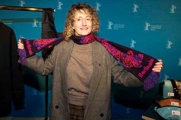 abb: Tricia Tuttle mit neuen Berlinale Merchandising , die Leiterin der Internationalen Filmfestspiele Berlin, bei der Berlinale 2026 Programm Pressekonferenz am 20.01.2026 in der Akademi der Künste Berlin - Die 76. Internationalen Filmfestspiele Berlin vom 12. bis 22. Februar 2026 Berlin Deutschland