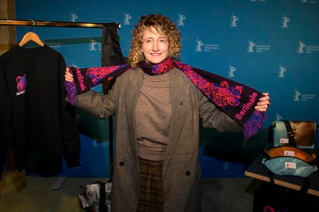 abb: Tricia Tuttle mit neuen Berlinale Merchandising , die Leiterin der Internationalen Filmfestspiele Berlin, bei der Berlinale 2026 Programm Pressekonferenz am 20.01.2026 in der Akademi der Künste Berlin - Die 76. Internationalen Filmfestspiele Berlin vom 12. bis 22. Februar 2026 Berlin Deutschland