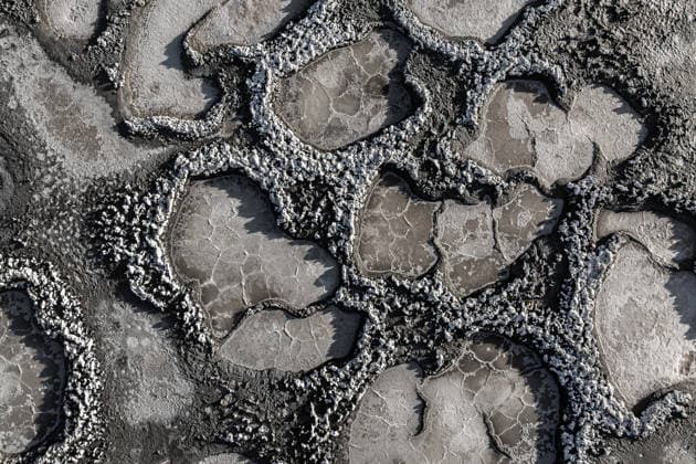 Salt textures over cracked mud in a desert landscape An intricate pattern of salt textures covers the cracked surface of dry mud. The contrasting gray and white create a striking abstract composition in a natural desert setting. Model Released JuanLopez_ID32591_1110197_003 Copyright: xJuanxLopezx RECORD DATE NOT STATED