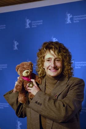 Intendantin Tricia Tuttle mit dem Berlinale-Plueschbaeren waehrend einer Programm-Pressekonferenz zu den 76. Internationalen Filmfestspielen Berlin am 20.01.2026. Bei den diesjaehrigen Filmfestspielen in Berlin konkurrieren vom 12. bis 22. Februar insgesamt 22 Wettbewerbsbeitraege um den Goldenen und die Silbernen Baeren. Darunter sind ein Debuetfilm, ein Animationsfilm und eine Dokumentation, wie Berlinale-Intendantin Tricia Tuttle am Dienstag bei der Vorstellung des Programms der 76. Internationalen Filmfestspiele sagte. Der deutsche Film ist mit drei Produktionen vertreten. (Siehe epd-Meldung vom 20.01.2026) EDITORIAL USE ONLY