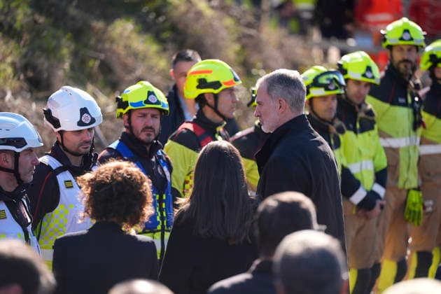 King Felipe VI and Queen Letizia visit Adamuz to offer their support to the victims of the accident King Felipe VI and Queen Letizia, accompanied by the First Vice President and Minister of Finance, María Jesús Montero, greet members of the emergency services on their arrival this Tuesday, January 20, in Adamuz Córdoba after the accident between two trains in which at least 41 people died and more than a hundred were injured January 20, 2026 in Adamuz, Córdoba Andalusia, Spain The Royal Family has brought forward their return to Spain from Greece and reduce their agenda to be able to travel to Cordoba after the train accident in Adamuz, which this past Sunday, January 18, has caused at least 41 deaths and a hundred injured The Kings Felipe Copyright: xJoaquinxCorcherox 7231609