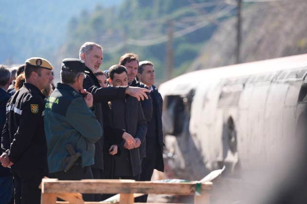 King Felipe VI and Queen Letizia visit Adamuz to offer their support to the victims of the accident King Felipe VI and Queen Letizia, accompanied by the President of the Junta de Andalucía, Juanma Moreno, visit the ground zero of the accident between two trains in Adamuz Córdoba, in which at least 41 people died and more than a hundred were injured January 20, 2026 in Adamuz, Córdoba Andalusia, Spain The Royal Family has brought forward their return to Spain from Greece and reduce their agenda to be able to travel to Cordoba after the train accident in Adamuz, which this past Sunday, January 18, has caused at least 41 deaths and a hundred injured The Kings Felipe VI and Letizia, wanted to be interested and offer their support to the victim Copyright: xJoaquinxCorcherox 7231641