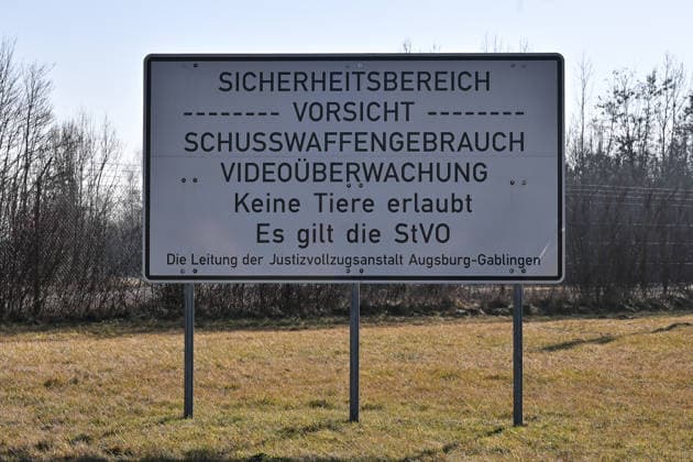 JVA Gablingen; 20.01.2026 AUGSBURG, GERMANY - 20. JANUARY: Im Bild die JVA in Gablingen von aussen Symbolbild Schild *** JVA Gablingen 20 01 2026 AUGSBURG, GERMANY 20 JANUARY In the picture the JVA in Gablingen from the outside Symbolic picture sign Copyright: xBEAUTIFULxSPORTS Goldbergx
