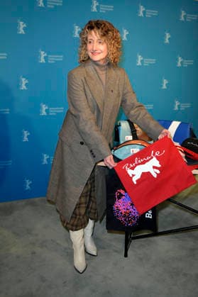 Tricia Tuttle bei der Vorstellung der Merchandise-Artikel vor der Programm-Pressekonferenz der Berlinale 2026 76. Internationale Filmfestspiele Berlin in der Akademie der Künste. Berlin, 20.01.2026