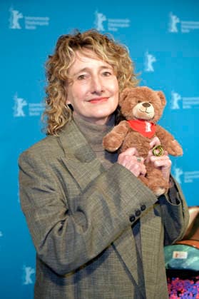 Tricia Tuttle bei der Vorstellung der Merchandise-Artikel vor der Programm-Pressekonferenz der Berlinale 2026 76. Internationale Filmfestspiele Berlin in der Akademie der Künste. Berlin, 20.01.2026