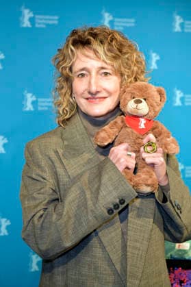 Tricia Tuttle bei der Vorstellung der Merchandise-Artikel vor der Programm-Pressekonferenz der Berlinale 2026 76. Internationale Filmfestspiele Berlin in der Akademie der Künste. Berlin, 20.01.2026