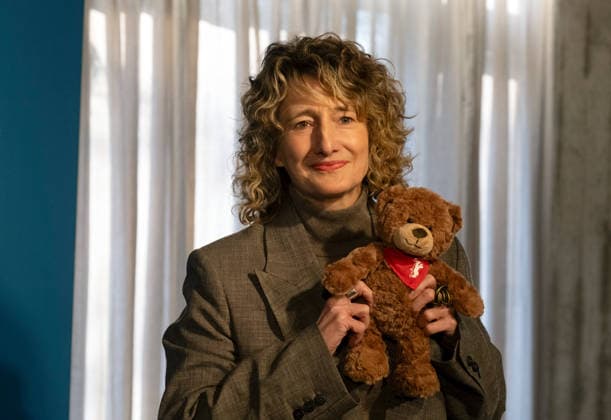 Intendantin Tricia Tuttle mit dem Berlinale-Plüschbären waehrend einer Programm-Pressekonferenz zu den 76. Internationalen Filmfestspielen Berlin am 20.01.2026. Bei den diesjaehrigen Filmfestspielen in Berlin konkurrieren vom 12. bis 22. Februar insgesamt 22 Wettbewerbsbeitraege um den Goldenen und die Silbernen Baeren. Darunter sind ein Debuetfilm, ein Animationsfilm und eine Dokumentation, wie Berlinale-Intendantin Tricia Tuttle am Dienstag bei der Vorstellung des Programms der 76. Internationalen Filmfestspiele sagte. Der deutsche Film ist mit drei Produktionen vertreten. (Siehe epd-Meldung vom 20.01.2026) EDITORIAL USE ONLY