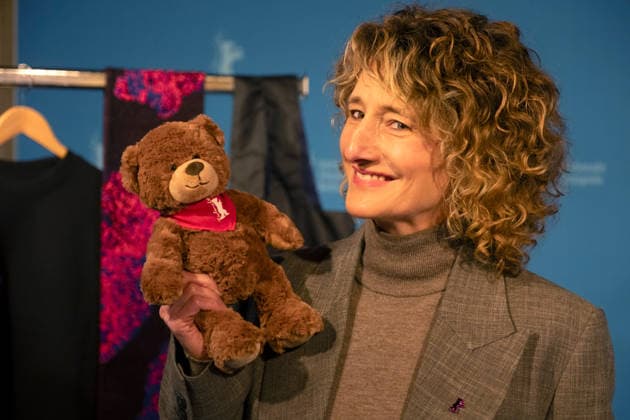Intendantin Tricia Tuttle mit dem Berlinale-Plüschbären waehrend einer Programm-Pressekonferenz zu den 76. Internationalen Filmfestspielen Berlin am 20.01.2026. Bei den diesjaehrigen Filmfestspielen in Berlin konkurrieren vom 12. bis 22. Februar insgesamt 22 Wettbewerbsbeitraege um den Goldenen und die Silbernen Baeren. Darunter sind ein Debuetfilm, ein Animationsfilm und eine Dokumentation, wie Berlinale-Intendantin Tricia Tuttle am Dienstag bei der Vorstellung des Programms der 76. Internationalen Filmfestspiele sagte. Der deutsche Film ist mit drei Produktionen vertreten. (Siehe epd-Meldung vom 20.01.2026) EDITORIAL USE ONLY