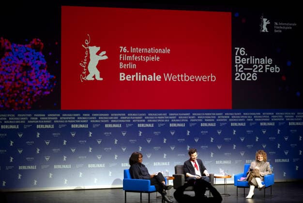 Programm-Pressekonferenz zu den 76. Internationalen Filmfestspielen Berlin am 20.01.2026 mit Intendantin Tricia Tuttle (r) und den Co-Directors of Film Programming Jacqueline Lyanga (l.) und Michael Stuetz (Stütz, M). Bei den diesjaehrigen Filmfestspielen in Berlin konkurrieren vom 12. bis 22. Februar insgesamt 22 Wettbewerbsbeitraege um den Goldenen und die Silbernen Baeren. Darunter sind ein Debuetfilm, ein Animationsfilm und eine Dokumentation, wie Berlinale-Intendantin Tricia Tuttle am Dienstag bei der Vorstellung des Programms der 76. Internationalen Filmfestspiele sagte. Der deutsche Film ist mit drei Produktionen vertreten. (Siehe epd-Meldung vom 20.01.2026) EDITORIAL USE ONLY
