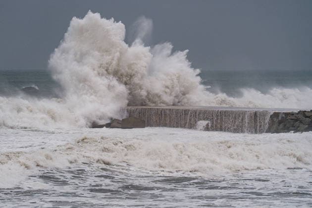 January 20, 2026, Barcelona, Barcelona, Spain: Barcelona s beaches have been severely affected by Storm Harry, which has brought a strong maritime storm with large waves, forcing the closure of beach access and requiring police surveillance. One of the worst-affected areas in Catalonia is the province of Girona. Barcelona Spain - ZUMAa239 20260120_zip_a239_011 Copyright: xMarcxAsensioxClupesx