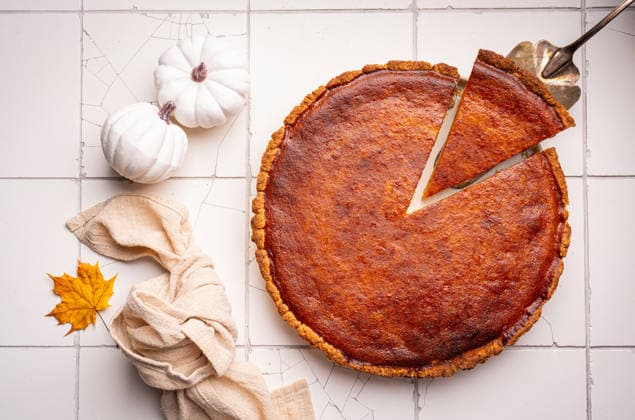 Amerikanischer Kürbiskuchen American pumpkin pie with cinnamon on white tile background, top view (License=RF) Copyright: xZoonar.com TatianaxGoskovax 24482336