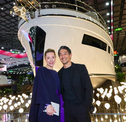 boot Messe - Blue Motion Night 2026 - Schauspielerin Friederike Linke in einem blauen Outfit von PioO kan (Einsatz Seeler bei RTL) mit ihrem Mann Takao Baba kamen als Ehrengäste zur big Party Düsseldorf boot Messe NRW Deutschland