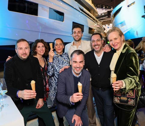 boot Messe - Blue Motion Night 2026 - Künstler Adrian Bedoy mit Anne Bedoy , TV Köchin Stefania Lettini, Parfumeuer Endin Adrovic, Eismann Roberto Ghirloni, Pharmamanagerin Marion Bock und Mallorga Magazin Chefredakteur Patrick Czelinski (L-R, vorne) Düsseldorf boot Messe NRW Deutschland