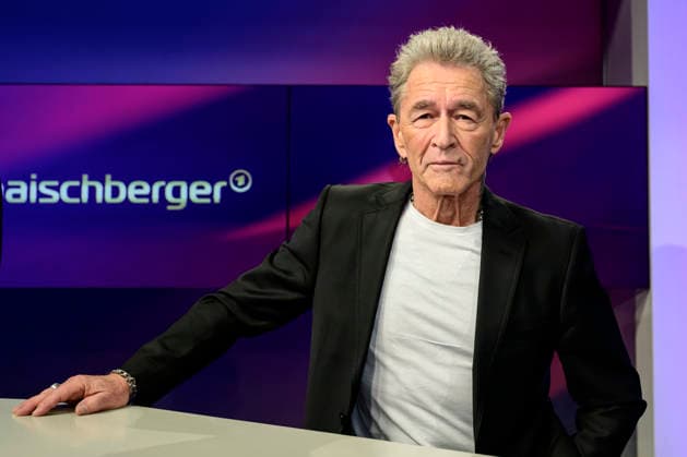GER, Berlin, studio, guest on - maischberger, political talk show, TV, format, with host - Sandra Maischberger, Das Erste, from Adlershof - at Studio 20, pictured from left: Peter Maffay (musician), January 20, 2026, Copyright: HMBxMedia UwexKoch