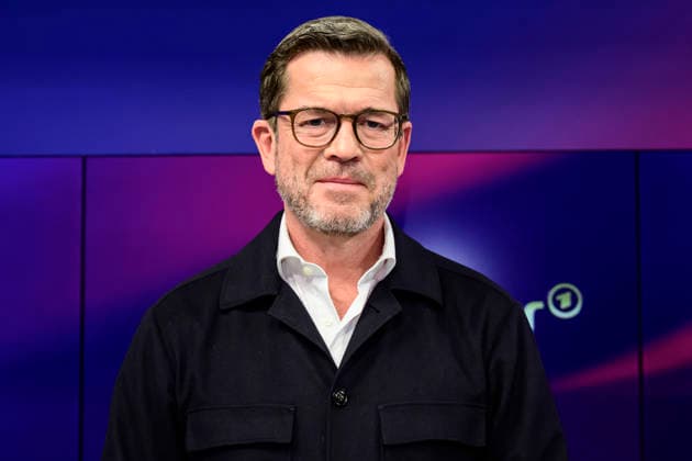 GER, Berlin, studio, guest on - maischberger, political talk show, TV, format, with host - Sandra Maischberger, Das Erste, from Adlershof - at Studio 20, pictured from left: Karl-Theodor zu Guttenberg, CSU (former Federal Minister of Defense), January 20, 2026, Copyright: HMBxMedia UwexKoch