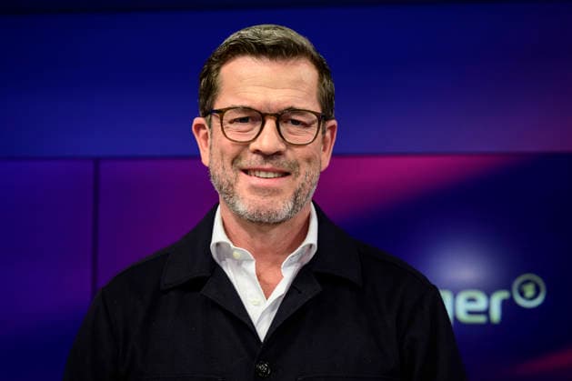 GER, Berlin, studio, guest on - maischberger, political talk show, TV, format, with host - Sandra Maischberger, Das Erste, from Adlershof - at Studio 20, pictured from left: Karl-Theodor zu Guttenberg, CSU (former Federal Minister of Defense), January 20, 2026, Copyright: HMBxMedia UwexKoch