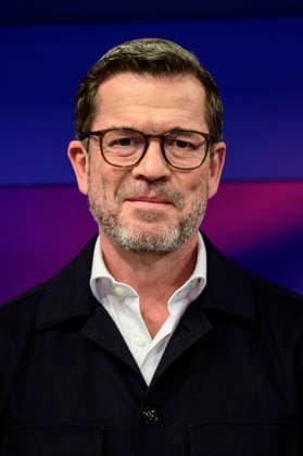 GER, Berlin, studio, guest on - maischberger, political talk show, TV, format, with host - Sandra Maischberger, Das Erste, from Adlershof - at Studio 20, pictured from left: Karl-Theodor zu Guttenberg, CSU (former Federal Minister of Defense), January 20, 2026, Copyright: HMBxMedia UwexKoch