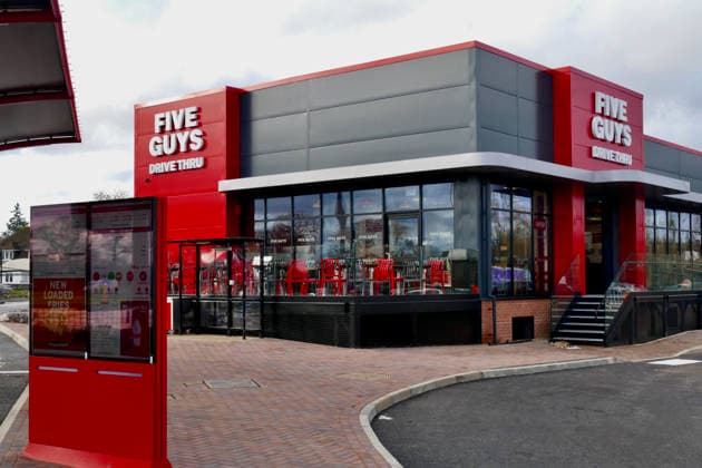 Five Guys at Winnersh Showcase opening soon as build is near completion The brand new Five Guys drive thru due to open on January 26th 2026. A successful American burger chain is due to open ˜very soon™ as construction of its new restaurant nears completion. Five Guys, which has more than 170 locations in the UK, is due to open its latest drive-thru at the Showcase Cinema De Lux in Winnersh. The site is already home to the movie complex and a Costa Coffee, with the new burger restaurant being built at the far end of the car park., Credit:Geoffrey Swaine Avalon UK, Berkshire, Winnersh  Copyright: xGeoffreyxSwainex xAvalonx 1067658758