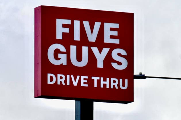 Five Guys at Winnersh Showcase opening soon as build is near completion The brand new Five Guys drive thru due to open on January 26th 2026. A successful American burger chain is due to open ˜very soon™ as construction of its new restaurant nears completion. Five Guys, which has more than 170 locations in the UK, is due to open its latest drive-thru at the Showcase Cinema De Lux in Winnersh. The site is already home to the movie complex and a Costa Coffee, with the new burger restaurant being built at the far end of the car park., Credit:Geoffrey Swaine Avalon UK, Berkshire, Winnersh  Copyright: xGeoffreyxSwainex xAvalonx 1067658856