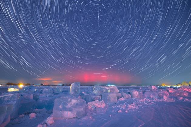 News Bilder des Tages #2 (260121) -- BEIJING, Jan. 21, 2026 -- This stacked composite photo taken on Jan. 20, 2026 shows the aurora seen in Qiqihar, northeast China s Heilongjiang Province. (Photo by Xinhua) XINHUA PHOTOS OF THE DAY WangxYonggang 