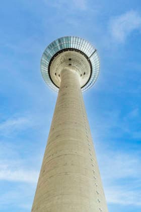 The iconic Rheinturm telecommunications tower rising in Düsseld Düsseldorf, North Rhine-Westphalia, Germany R_SHVL260115-1944171-01