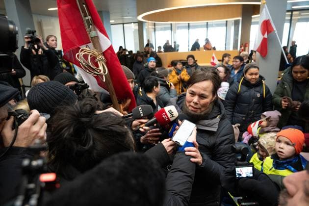 News Bilder des Tages #2 VIVIAN MOTZFELDT , GREENLAND MINISTER FOR FOREIGN AFFAIRS, RETURNS TO NUUK PHOTOPQR OUEST FRANCE DAVID ADEMAS OUEST FRANCE NUUK 20 01 2026 Vivian Motzfeldt , Greenland Minister for Foreign Affairs arrives at Nuuk Greenland airport on January 20, 2026 She is back in Greenland after a trip to the United States Accompanied by Danish Foreign Minister Lars Løkke Rasmussen , she attended a meeting at the White House with Vice President JD Vance and Secretary of State Marco Rubio Vivian Motzfeldt reiterated Nuuks desire to maintain close cooperation with the United States , This does not mean that we want to be owned by the United States PHOTO DAVID ADEMAS OUEST FRANCE NUUK 20 01 2026 Vivian Motzfeldt, Greenland s Minister of Foreign Affairs, ar  Copyright: xPHOTOPQR OUESTxFRANCE MAXPPPxDAVIDxADEMASx xOUEST-FRANCEx 20260121OFR4380 20260121OFR4380