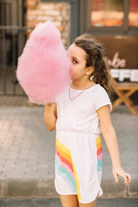 Niedliches kleines Mädchen isst Zuckerwatte. Glückliche Kindheit. Sommerferien Konzept. Cute little girl eating cotton candy. Happy childhood. Summer holidays concept (License=RF) ,model released, Symbolfoto Copyright: xZoonar.com ZulfiiaxIshmukhametovax 24498554 ,model released, Symbolfoto ,property released