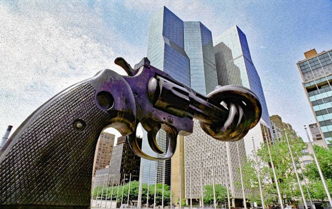Das Archivfoto vom 10.05.1995 zeigt die Sculptur, Non Violence von Carl Fredrik Reutersward im Park des UNO-Gelaendes. Die Skulptur steht hier seit 1988 als universelles Symboö zur Gewaltlosigkeit. *** The archive photo from 10 May 1995 shows the sculpture, Non Violence by Carl Fredrik Reutersward in the park of the UNO grounds The sculpture has stood here since 1988 as a universal symbol of non-violence