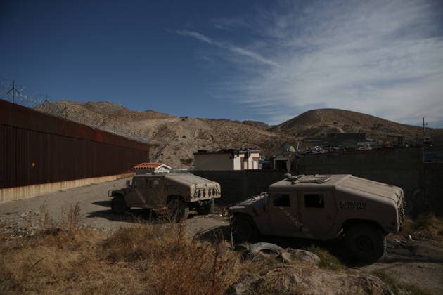US continues Smart Wall construction on Mexico border near Ciudad Juarez CIUDAD JUAREZ, MEXICO - JANUARY 20: Construction crews work on a new section of the border wall between Sunland Park, New Mexico, and Ciudad Juarez, Chihuahua on January 20, 2026. As U.S. workers build along the Anapra hills, Mexican Army soldiers monitor the activity from across the border. Approximately 12 kilometers of the wall have been erected along the Anapra-Jeronimo highway since the project s reactivation six months ago. Part of the Trump administration s Smart Wall initiative, the structure aims to curb irregular crossings in this high-traffic area of the El Paso Sector. Christian Torres Anadolu Ciudad Juarez Mexico. Editorial use only. Please get in to  Copyright: x2026xAnadoluxChristianxTorresx