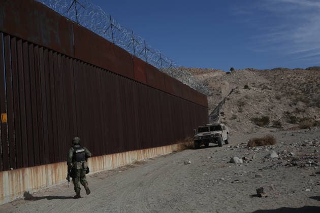 US continues Smart Wall construction on Mexico border near Ciudad Juarez CIUDAD JUAREZ, MEXICO - JANUARY 20: Construction crews work on a new section of the border wall between Sunland Park, New Mexico, and Ciudad Juarez, Chihuahua on January 20, 2026. As U.S. workers build along the Anapra hills, Mexican Army soldiers monitor the activity from across the border. Approximately 12 kilometers of the wall have been erected along the Anapra-Jeronimo highway since the project s reactivation six months ago. Part of the Trump administration s Smart Wall initiative, the structure aims to curb irregular crossings in this high-traffic area of the El Paso Sector. Christian Torres Anadolu Ciudad Juarez Mexico. Editorial use only. Please get in to  Copyright: x2026xAnadoluxChristianxTorresx