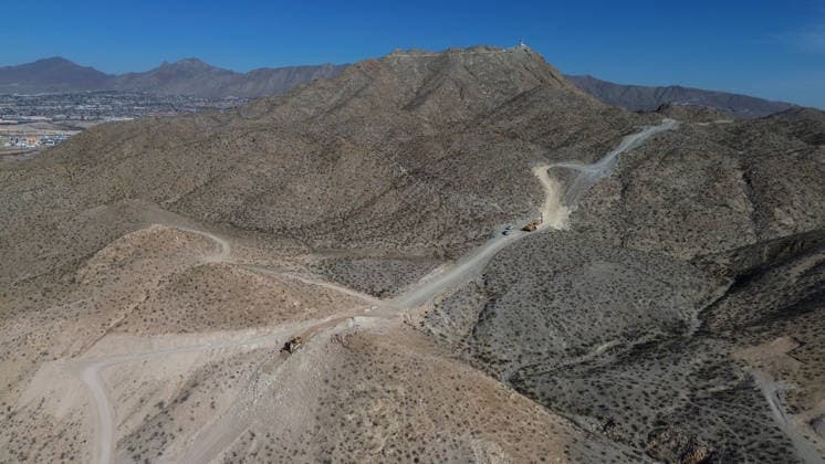US continues Smart Wall construction on Mexico border near Ciudad Juarez CIUDAD JUAREZ, MEXICO - JANUARY 20: An aerial view of the area as construction crews work on a new section of the border wall between Sunland Park, New Mexico, and Ciudad Juarez, Chihuahua on January 20, 2026. As U.S. workers build along the Anapra hills, Mexican Army soldiers monitor the activity from across the border. Approximately 12 kilometers of the wall have been erected along the Anapra-Jeronimo highway since the project s reactivation six months ago. Part of the Trump administration s Smart Wall initiative, the structure aims to curb irregular crossings in this high-traffic area of the El Paso Sector. Christian Torres Anadolu Ciudad Juarez Mexico. Editor  Copyright: x2026xAnadoluxChristianxTorresx