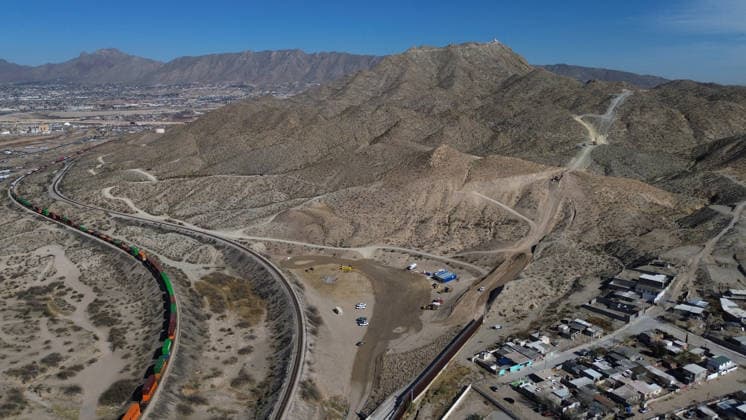 US continues Smart Wall construction on Mexico border near Ciudad Juarez CIUDAD JUAREZ, MEXICO - JANUARY 20: An aerial view of the area as construction crews work on a new section of the border wall between Sunland Park, New Mexico, and Ciudad Juarez, Chihuahua on January 20, 2026. As U.S. workers build along the Anapra hills, Mexican Army soldiers monitor the activity from across the border. Approximately 12 kilometers of the wall have been erected along the Anapra-Jeronimo highway since the project s reactivation six months ago. Part of the Trump administration s Smart Wall initiative, the structure aims to curb irregular crossings in this high-traffic area of the El Paso Sector. Christian Torres Anadolu Ciudad Juarez Mexico. Editor  Copyright: x2026xAnadoluxChristianxTorresx