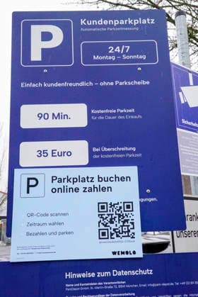 cntv: Lidl Parkplatz Hinweisschild QR Code Das Pilotprojekt Feierabendparken startet 15.01.2026 Hamburg Hamm , Nachts nach Geschaeftsschluss den PKW auf Hamburger Parkplaetzen der Lidl Supermaerkte gegen eine Gebuehr parken Anwohnerparken.Dafuer scannt man den QR Code auf dem Schild vor Ort ein und bucht den Zeitraum zum anstellen des Autos Hamburg Germany *** cntv Lidl parking lot sign QR Code The pilot project Feierabendparken starts 15 01 2026 Hamburg Hamm , At night after closing time the car on Hamburg parking lots of Lidl supermarkets for a fee resident parking For this you scan the QR code on the sign on site and book the period to park the car Hamburg Germany