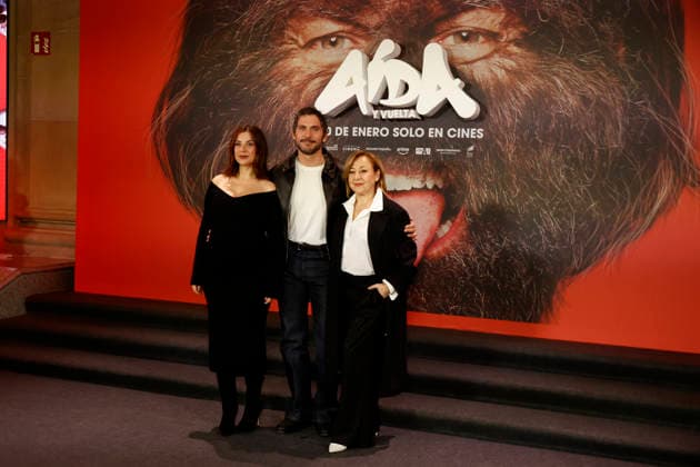 Photocall of the film Aída y Vuelta in Madrid Actress Miren Ibarguren, actor and film director Paco León and actress Carmen Machi pose at the photocall for the presentation of the film Aída y Vuelta at the Espacio Movistar in Gran Vía, on January 21, 2026, in Madrid Spain The film that will be the leap to the big screen of the series Aida on January 30, 2026 PHOTOCALL CINE AIDA Y VUELTA PREMIERE JANUARY 21, 2026 Antonio Gutié Madrid Madrid Madrid Spain  Copyright: xAntonioxGutiÃ rrezx 7233949