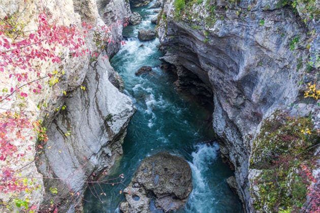 Creative Highlights World Luftaufnahme der felsigen Schlucht des Belaja-Flusses in der Khadschoch-Schlucht, die an einem Sommer- oder Herbsttag das smaragdgrüne Wasser zeigt, das sich durch die Felsen schlängelt. Aerial view of the rocky canyon of the Belaya River in the Khadzhokh gorge, showing emerald waters cutting through the rocks on a summer or autumn day (License=RF) Copyright: xZoonar.com gutaperx 24502447